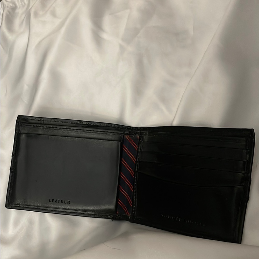 Tommy Hilfiger Black Leather Wallet 3 1/2 x 4“ - Picture 2 of 7